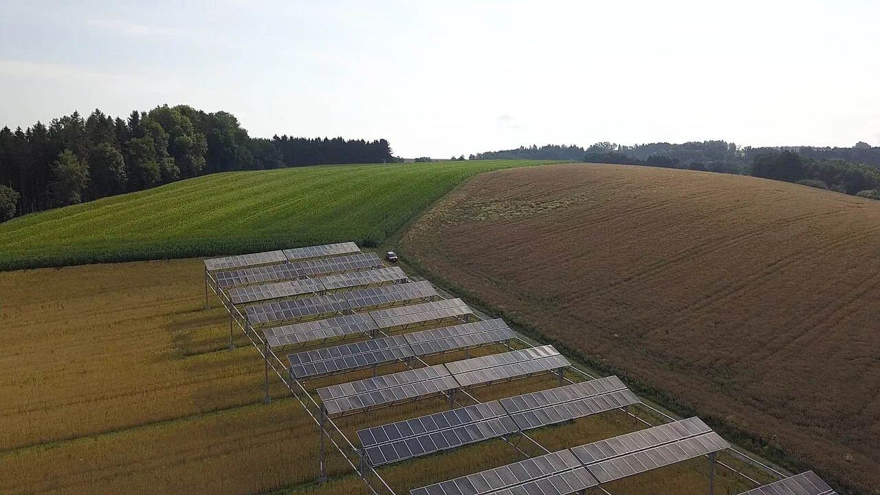 Europäische Agrarlandschaft mit erneuerbaren Energieanlagen